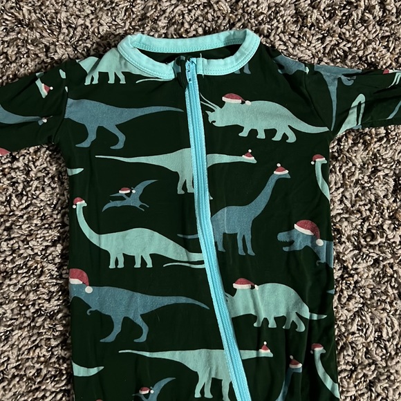 Santa Dino Print Fitted Footie
KICKEE PANTS - Picture 5 of 6